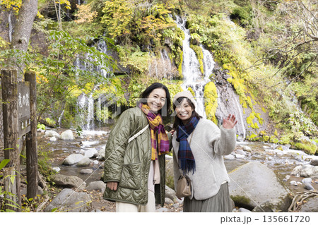 渓流を散策する女子旅 135661720