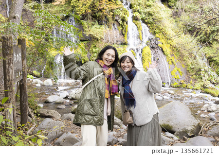 渓流を散策する女子旅 135661721