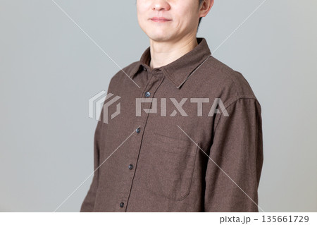 カジュアル姿のミドル男性 135661729