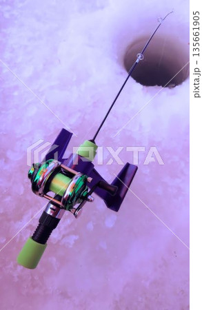 氷上ワカサギ釣りの仕掛けと穴のクローズアップ 135661905