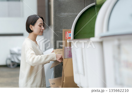 ゴミ捨てをする女性 135662210