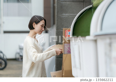 ゴミ捨てをする女性 135662211