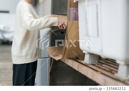ゴミ捨てをする女性 135662212