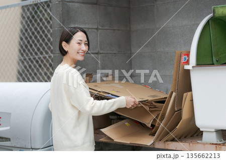 ゴミ捨てをする女性 135662213