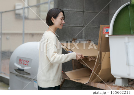 ゴミ捨てをする女性 ゴミ捨てをする女性 135662215