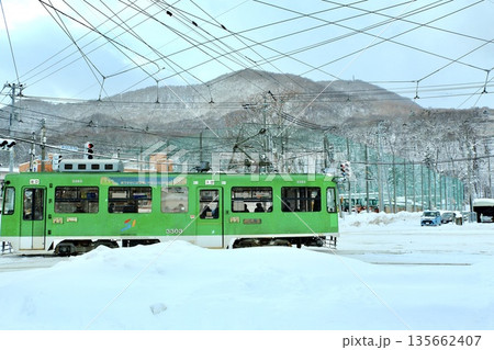 冬の藻岩山と路面電車 冬の藻岩山と路面電車 135662407