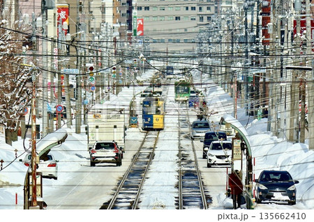 札幌、冬の電車通り 135662410