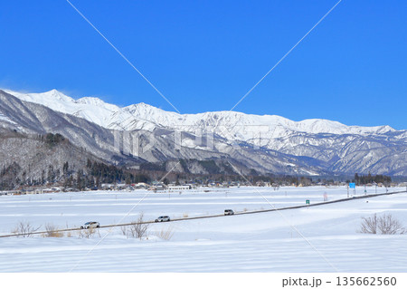 山麓から望む冬の白馬連峰 135662560