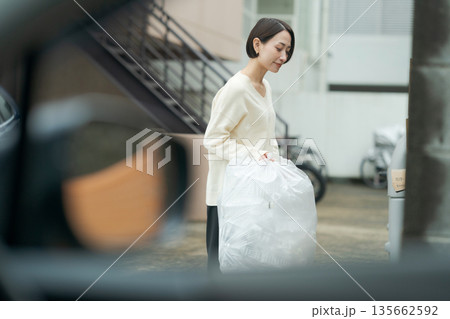 ゴミ捨てをする女性 135662592