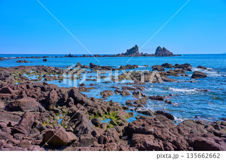 神奈川県真鶴町 真鶴半島の番場浦海岸の遊歩道から三石方面を見る 135662662