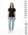 白背景の全身女性モデル 無地黒Tシャツとデニムのシンプルな人物素材 135663352