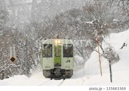 雪景色の飯山線 135663369