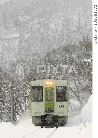 雪景色の飯山線 135663372