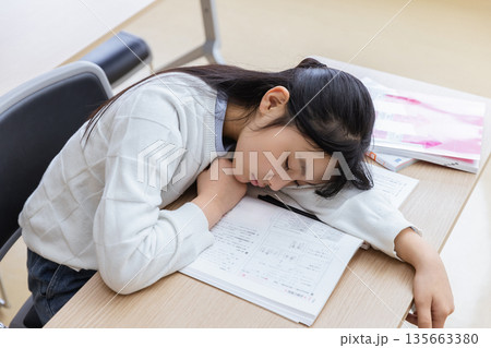 机で頭を抱える学生 135663380
