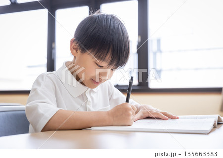 楽しそうに勉強する男の子 楽しそうに勉強する男の子 135663383