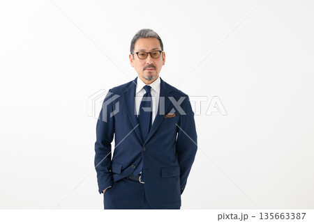 スーツを着た中高年男性 135663387