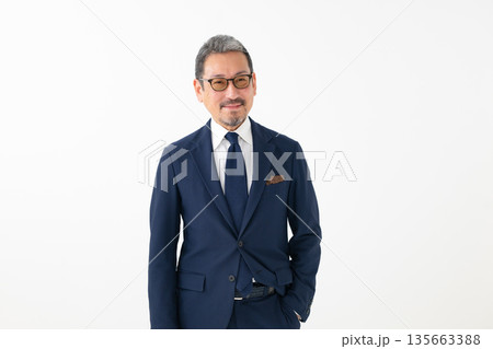 スーツを着た中高年男性 スーツを着た中高年男性 135663388