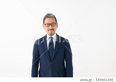 スーツを着た中高年男性 135663389