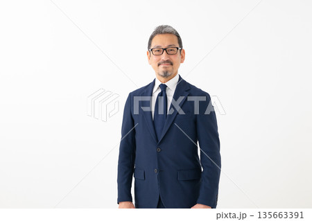 スーツを着た中高年男性 135663391