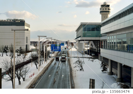 雪の積もった「新千歳空港」国際線ターミナルビル前 135663474