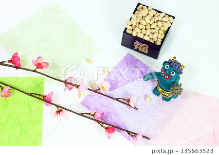 節分の背景 梅の花と福豆とかわいい青鬼 節分の背景 梅の花と福豆とかわいい青鬼 135663523