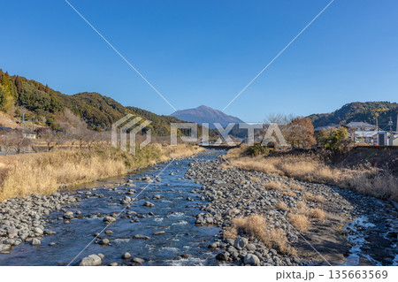 鹿児島県霧島市からの高千穂の峰のみえる風景 青空と山と川 鹿児島県霧島市からの高千穂の峰のみえる風景 青空と山と川 135663569