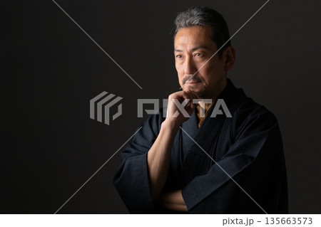 着物を着た男性 135663573