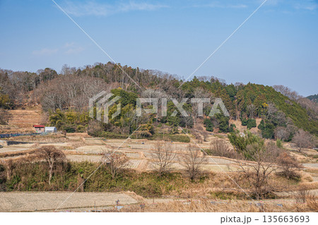 明日香村稲渕の棚田冬景色　日本の棚田百選　奈良県 135663693