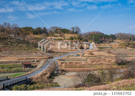 明日香村稲渕の棚田冬景色　日本の棚田百選　奈良県 135663702