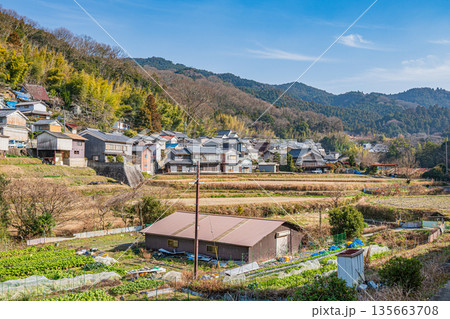 明日香村山村風景　奈良県 135663708