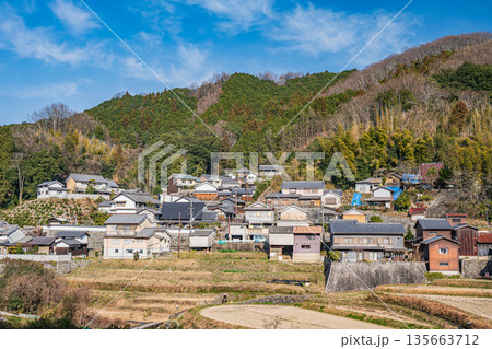 明日香村山村風景　奈良県 135663712