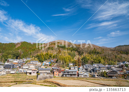 明日香村山村風景　奈良県 135663713