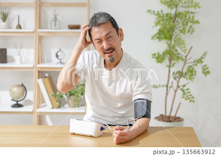 血圧を測るミドル男性 血圧を測るミドル男性 135663912