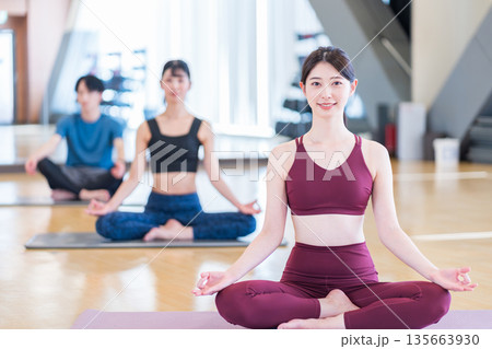 ヨガをする若い女性たち。撮影協力:「スポーツクラブ&サウナスパ ルネサンス 幕張24」 ヨガをする若い女性たち。撮影協力:「スポーツクラブ&サウナスパ ルネサンス 幕張24」 135663930