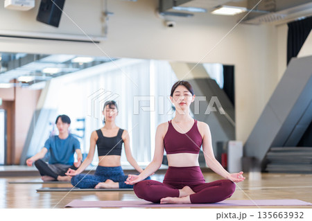 ヨガをする若い女性たち。撮影協力：「スポーツクラブ&サウナスパ ルネサンス 幕張24」 135663932