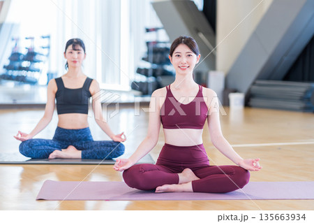 ヨガをする若い女性たち。撮影協力:「スポーツクラブ&サウナスパ ルネサンス 幕張24」 ヨガをする若い女性たち。撮影協力:「スポーツクラブ&サウナスパ ルネサンス 幕張24」 135663934