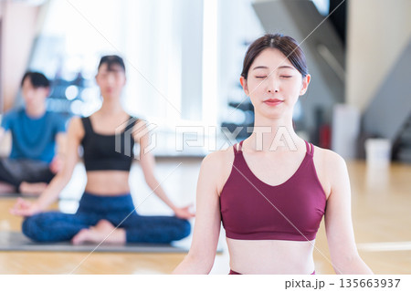 ヨガをする若い女性たち。撮影協力：「スポーツクラブ&サウナスパ ルネサンス 幕張24」 135663937