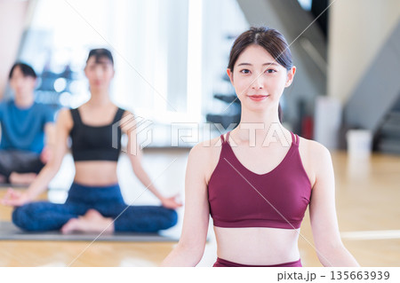ヨガをする若い女性たち。撮影協力：「スポーツクラブ&サウナスパ ルネサンス 幕張24」 135663939