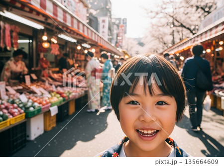 青空の下で笑顔が輝く元気な子供 135664609