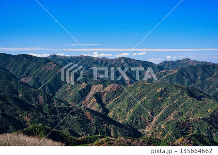 四国カルストから眺める四国山地 135664662