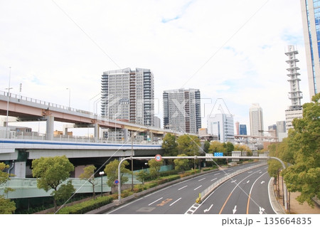 神戸市中央区を通る国道2号線の風景(横長) 神戸市中央区を通る国道2号線の風景(横長) 135664835