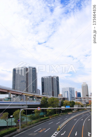 神戸市中央区を通る国道2号線の風景(縦長) 135664836