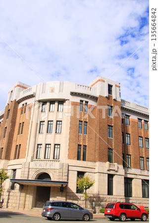 神戸税関と前を走る車の往来(縦長) 神戸税関と前を走る車の往来(縦長) 135664842