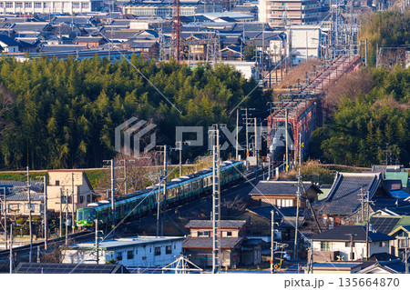 木津川の橋梁を渡るJR奈良線の電車　京都府木津川市城山台城址公園からの眺め① 135664870