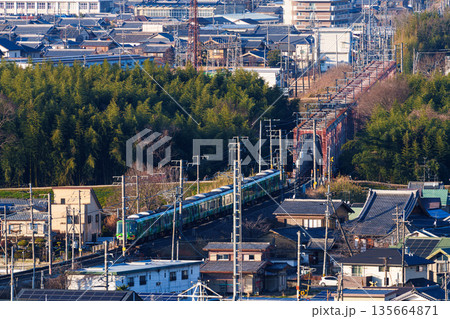 木津川の橋梁を渡るJR奈良線の電車 京都府木津川市城山台城址公園からの眺め② 木津川の橋梁を渡るJR奈良線の電車 京都府木津川市城山台城址公園からの眺め② 135664871