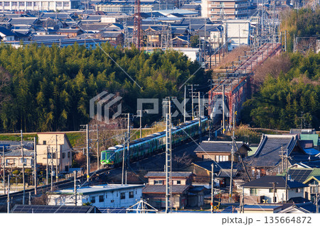 木津川の橋梁を渡るJR奈良線の電車　京都府木津川市城山台城址公園からの眺め③ 135664872