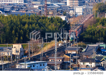 木津川の橋梁を渡るJR奈良線の電車　京都府木津川市城山台城址公園からの眺め⑪ 135664880