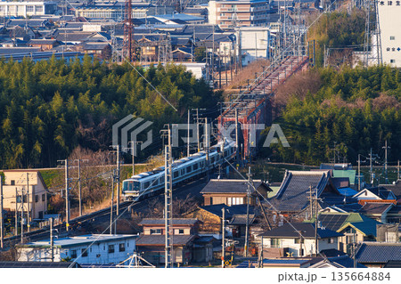 木津川の橋梁を渡るJR奈良線の電車　京都府木津川市城山台城址公園からの眺め⑮ 135664884