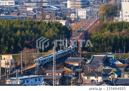 木津川の橋梁を渡るJR奈良線の電車　京都府木津川市城山台城址公園からの眺め⑯ 135664885