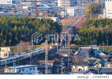 木津川の橋梁を渡るJR奈良線の電車 京都府木津川市城山台城址公園からの眺め㉒ 木津川の橋梁を渡るJR奈良線の電車 京都府木津川市城山台城址公園からの眺め㉒ 135664891